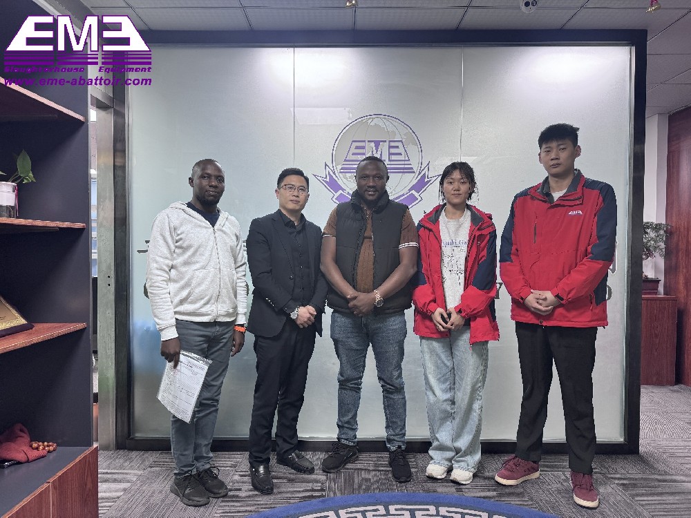 Qingdao trip: Ugandan customers Mr. Hajji and Mr. Owino visited the factory and signed a cooperation agreement